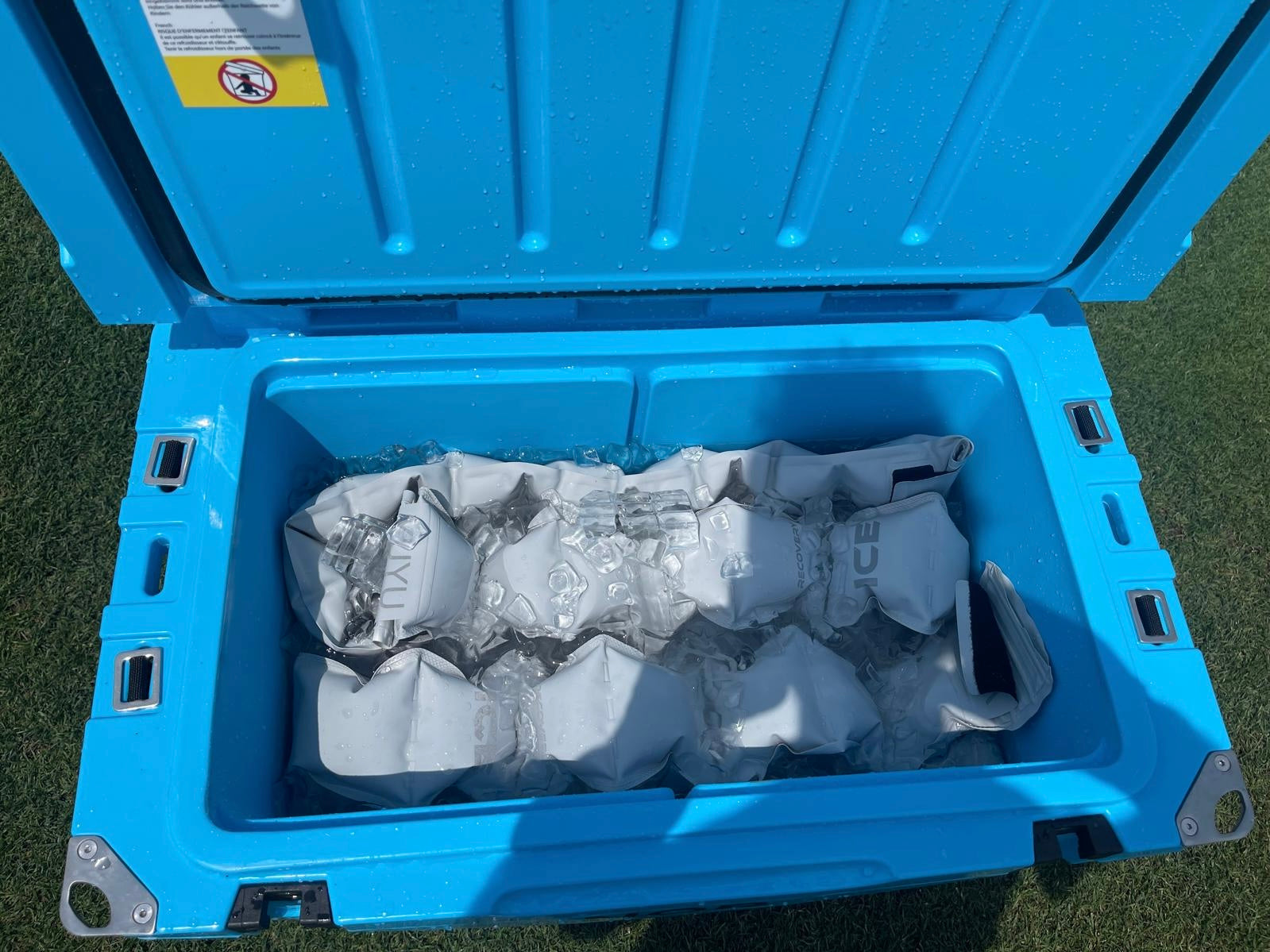Yu様アイスブルー YUYU Ice Recovery Set for World Cup Spotlight as Cooling Breaks Bring